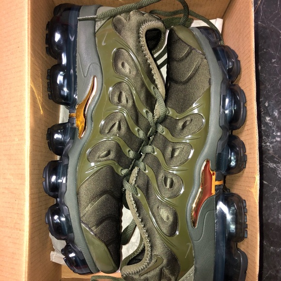 air vapormax plus olive green